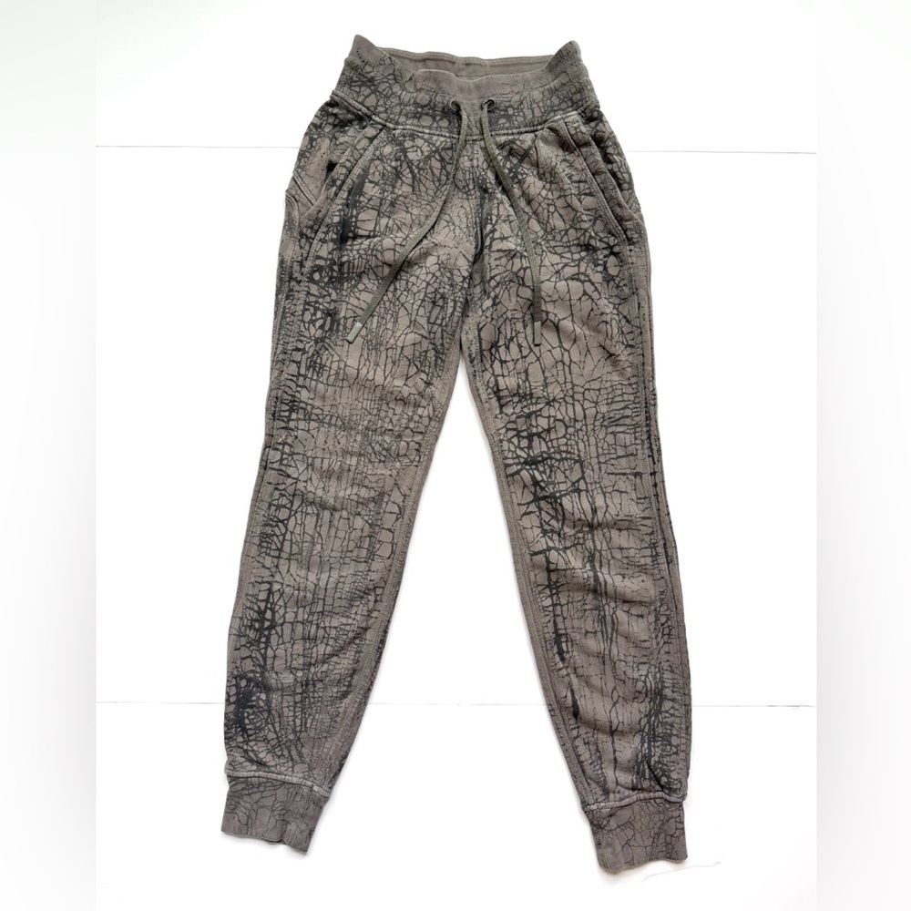 Lululemon Warm Gray Joggers Print Grungy Streetwear Athleisure, Size 0